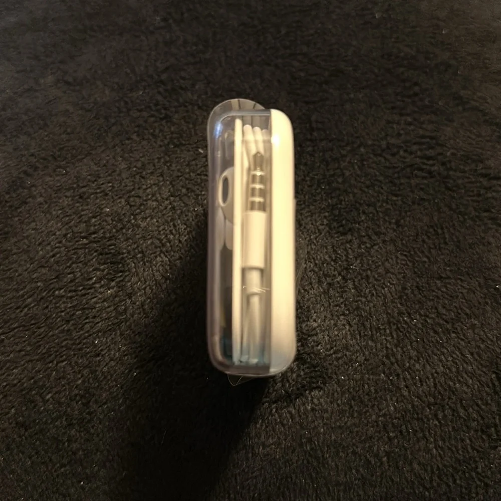 Authentic Apple Earbuds Wired with 3.5mm plug NEW
